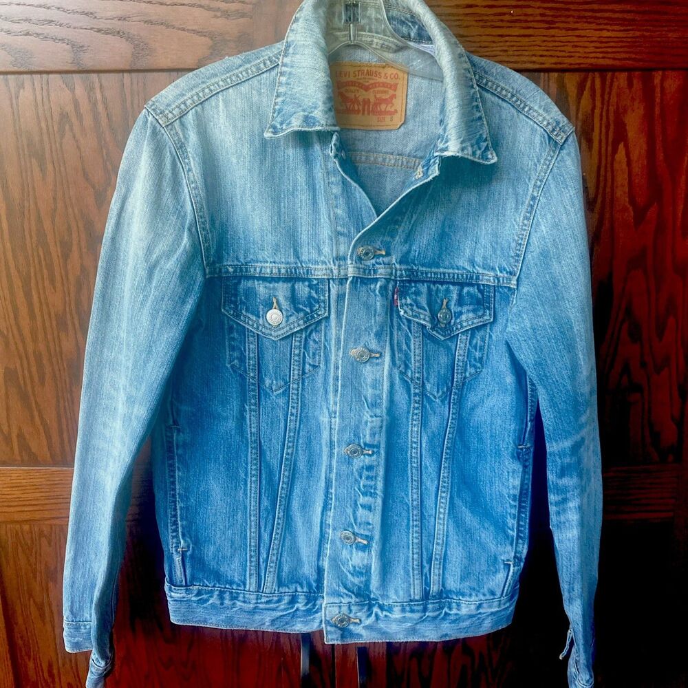 Levi's Women's Ex-boyfriend Trucker Jacket Light Blue Stone Wash, Loose Fit